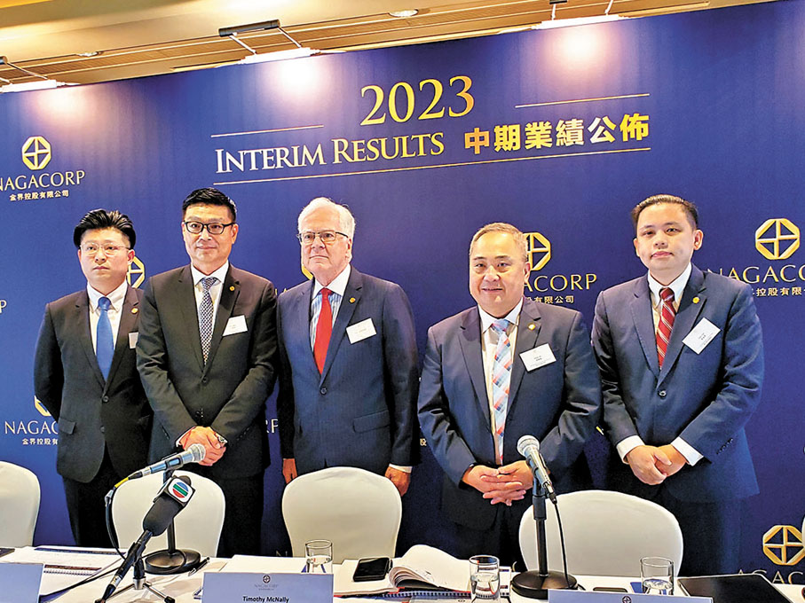 ◆ Timothy McNally（中）預料前往柬埔寨旅客數目將大幅增長。左二為倪維業，右二為李維德。 香港文匯報記者岑健樂 攝
