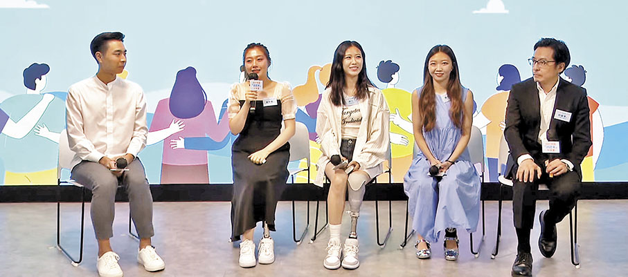 ◆ 3名受助的女生黃思雨(左二)、胡月(左三)、魏雲露(左四)昨日在香港參與分享會，以自身故事鼓勵香港年輕人。