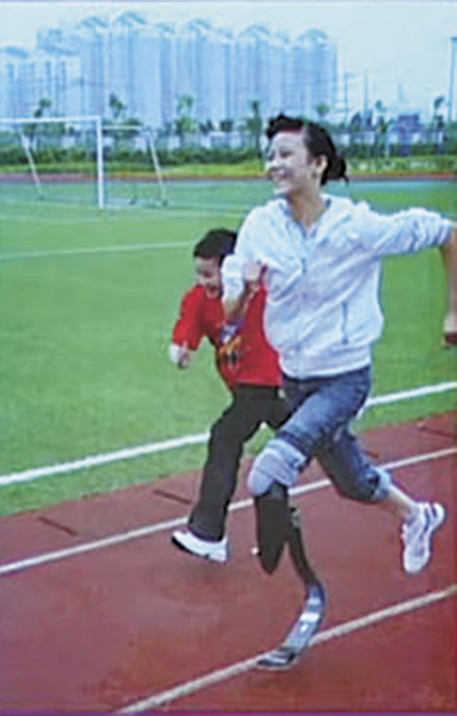 ◆ 胡月現時不但可以走路，還可以跑步。