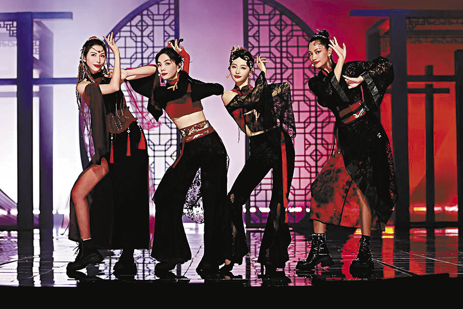 ◆蔡少芬(左一)在成團夜表演《絕世舞姬》 。