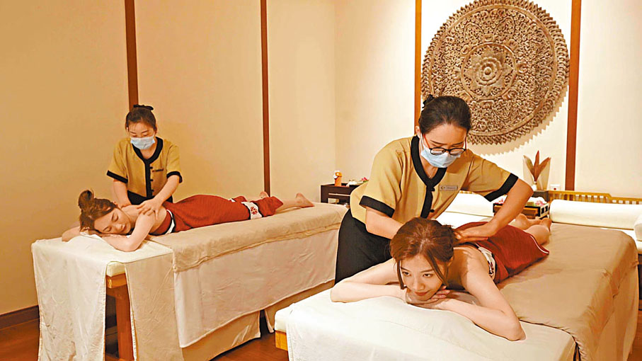 ◆蔡潔與吳沚默體驗「滴蠟」Spa。