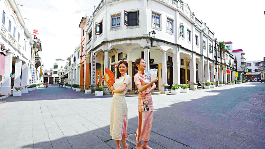 ◆二人穿上旗袍上演小劇場。