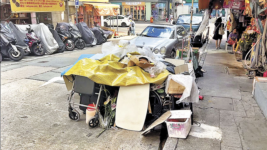 ◆雜物霸佔在商舖門前,並惹來老鼠曱甴滋生。 香港文匯報記者曾興偉 攝