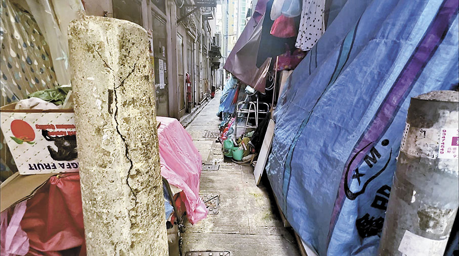 ◆後巷堆放大量她撿拾的雜物。 香港文匯報記者曾興偉 攝