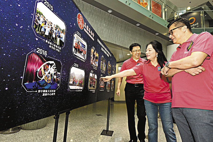 ◆ 鄧炳強（右一）和孫東（右三）了解往屆航天科技考察活動的情況。