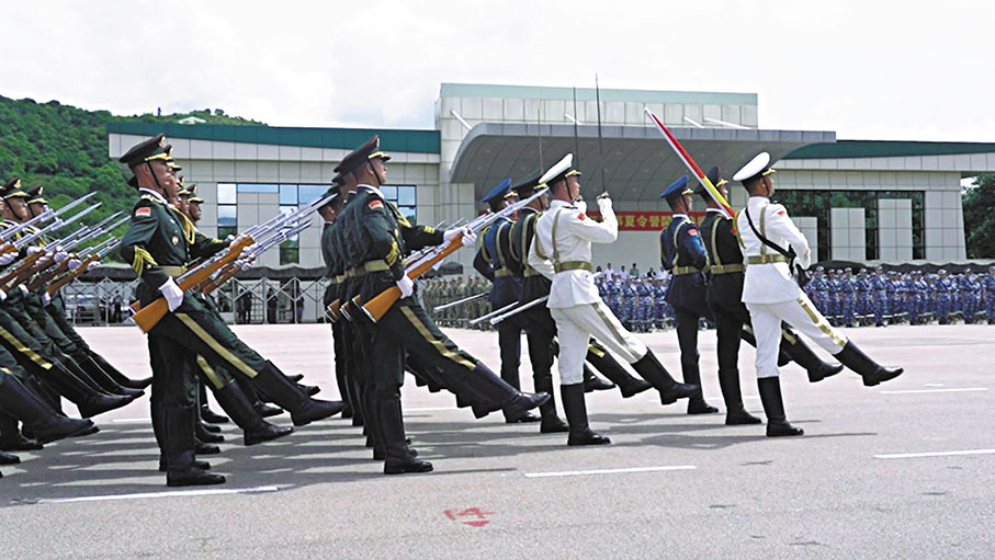 ◆駐香港部隊三軍儀仗隊步履鏗鏘、昂首闊步護旗而出。 「香江礪劍」公眾號圖片