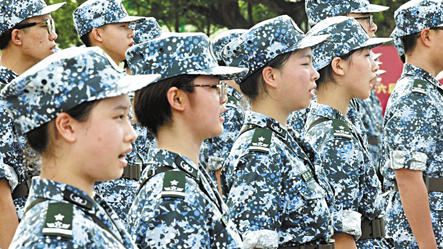 ◆青少年們莊嚴肅立，與解放軍官兵一起高唱國歌。 「香江礪劍」公眾號圖片