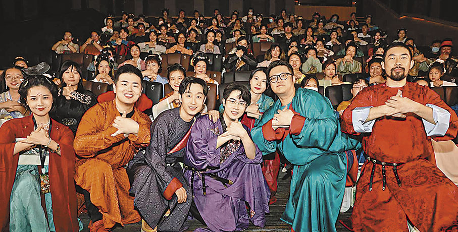 ◆導演謝君偉（前排右一）和鄒靖（前排右二）在《長安三萬里》首映禮上和其他主創合影。