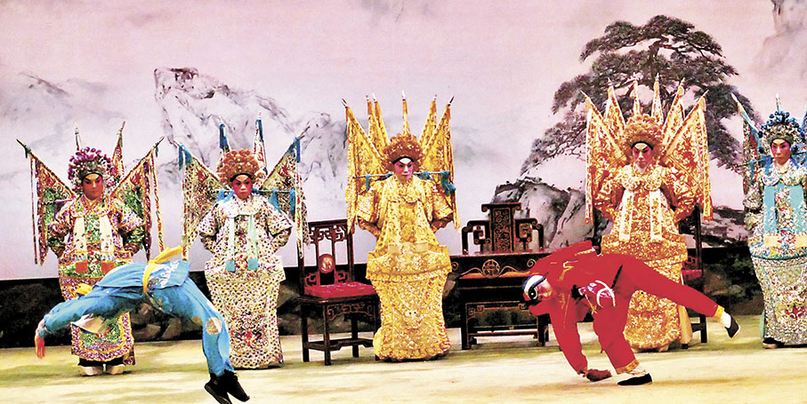 ◆武師和演胭脂馬的演員合作演出很多難度高動作。