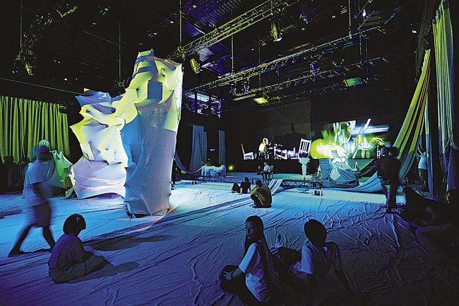 ◆演出現場，觀眾可以隨意走動、坐臥，以不同視角體驗。 攝影：Winnie Yeung@Visual Voices 