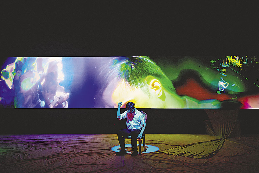 ◆一名表演者不時穿梭場地中，引導觀眾目光。 攝影：Winnie Yeung@Visual Voices