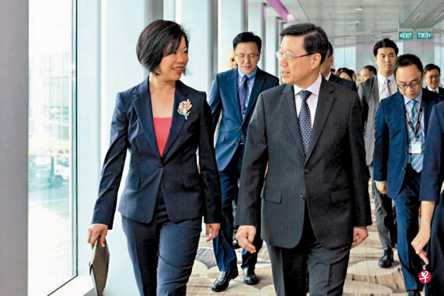 ◆李家超一行抵星訪問，新加坡國家發展部兼外交部高級政務部長沈穎（左）在機場迎接。    