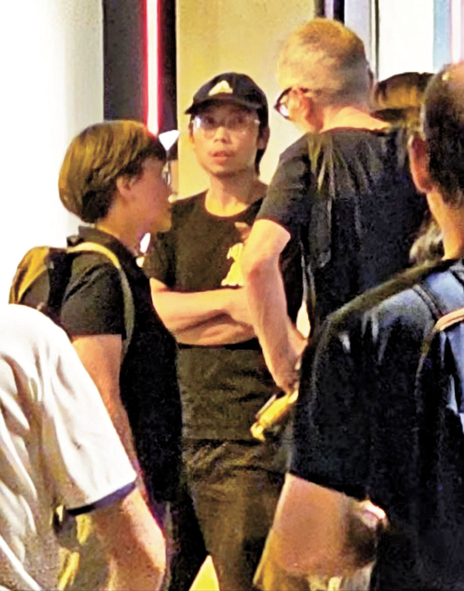 ◆7月21日晚，李盈姿（左一）在元朗西鐵站附近徘徊，並與前元朗區議員林進（左二）、疑似外國記者等人一起「圍威喂」。 香港文匯報記者  攝