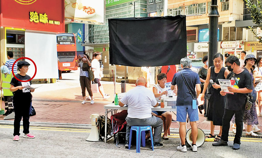 ◆今年7月，李盈姿（紅圈）幫助擺街站的社民連派發傳單。 資料圖片