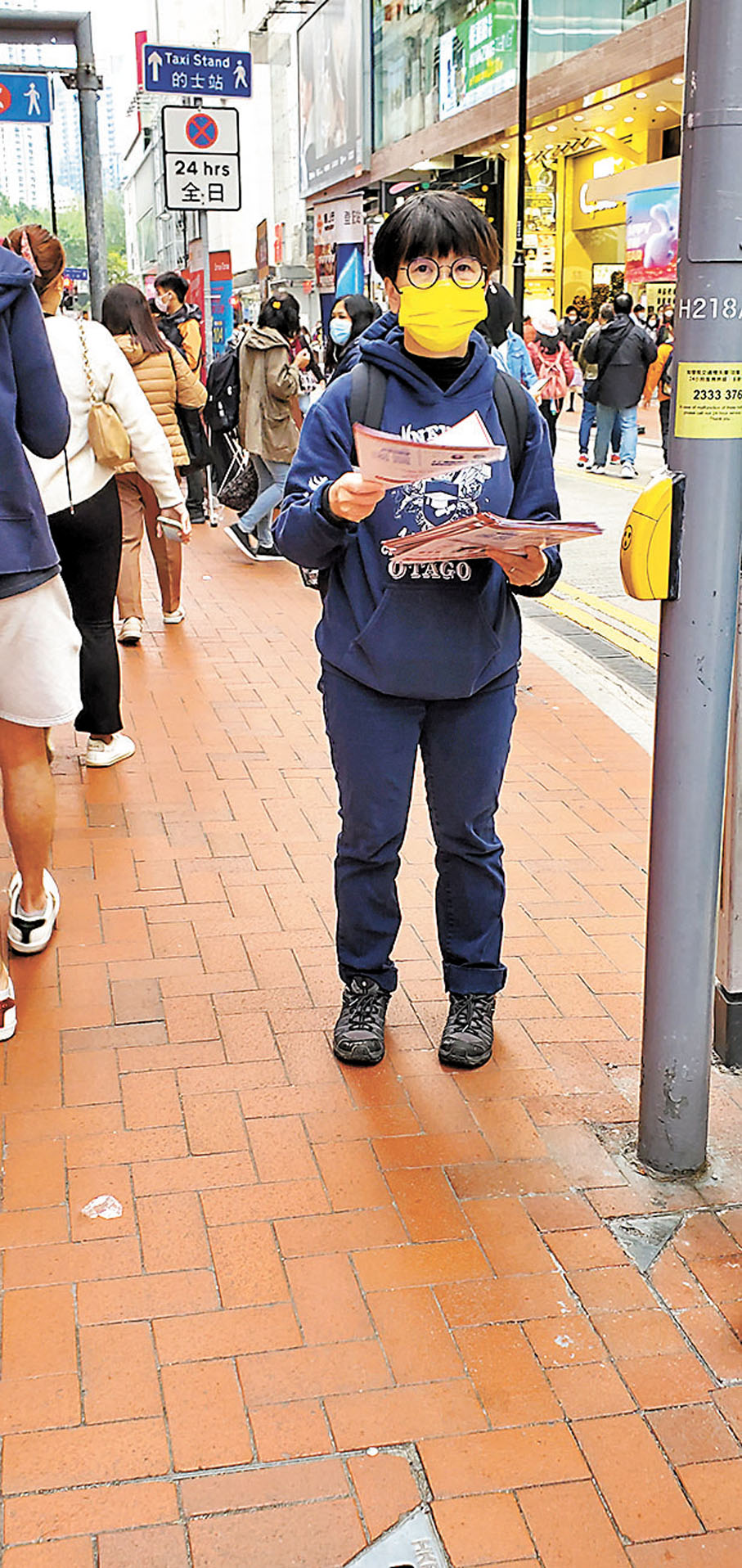 ◆今年2月，李盈姿在銅鑼灣幫助社民連派傳單。 資料圖片