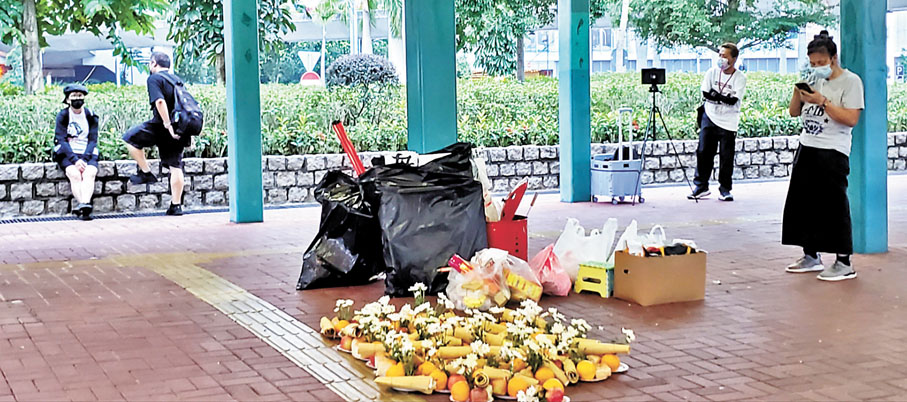 ◆2022年10月李盈姿（左一）、女長毛雷玉蓮（右一）於中環搞事。 資料圖片