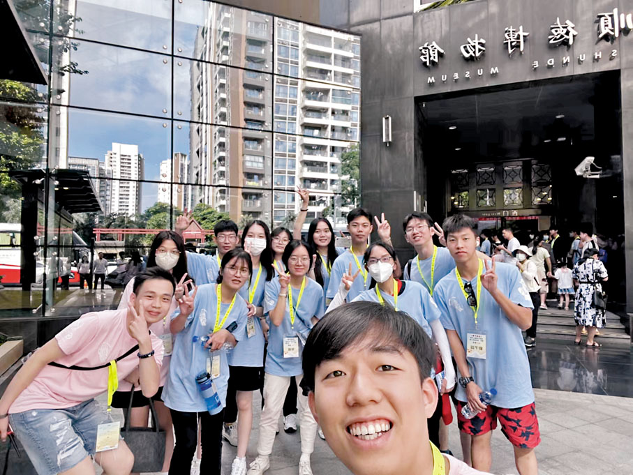 ◆港生在佛山參訪時拍照留念。 香港文匯報廣州傳真