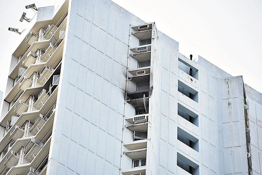 ◆事發單位的外牆亦被濃煙嚴重熏黑。