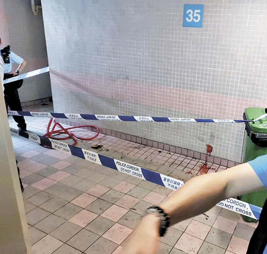 ◆現場牆邊留有血跡。