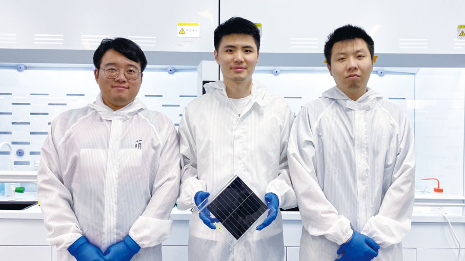 ◆深圳黑晶光電技術有限公司創辦人之一徐誠（中）。