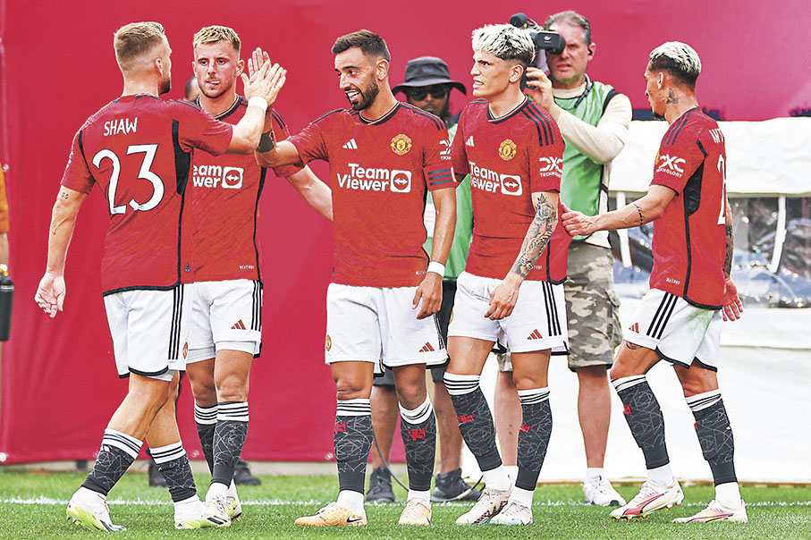 ◆般奴費南迪斯（左三）與隊友慶祝入球。  路透社