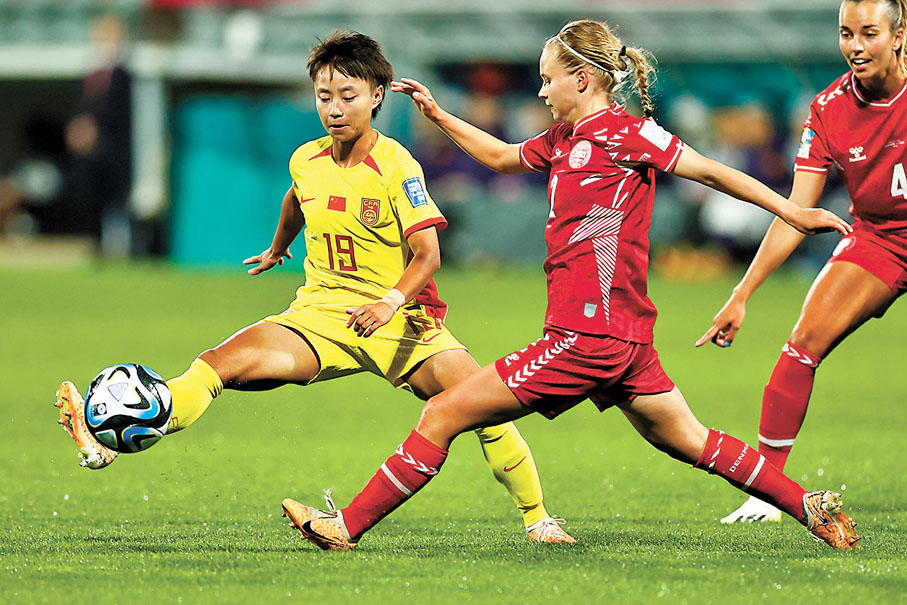 ◆中國球員張琳艷（左）在對丹麥一役表現搶眼。中新社