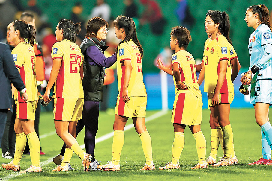 ◆水慶霞（左三）賽後一一與球員擊掌送上鼓勵。 中新社