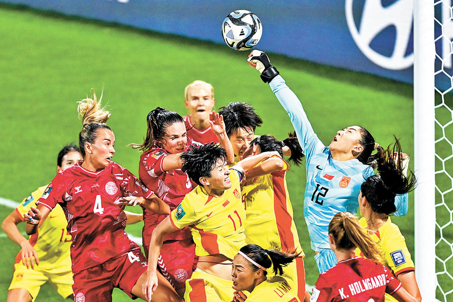 ◆ 中國隊門將徐歡（藍衫）在比賽中屢屢救險。 新華社