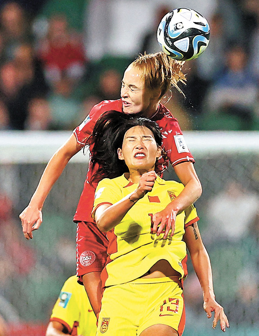 ◆ 中國女足隊員楊莉娜（下）與對手爭頂。 路透社