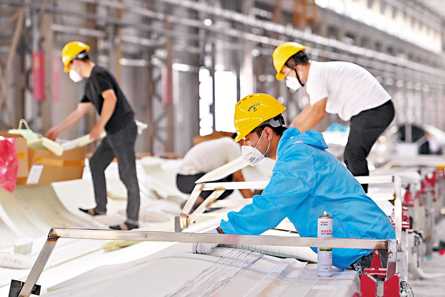 ◆中共中央政治局7月24日召開會議，分析研究當前經濟形勢，部署下半年經濟工作。圖為7月22日新疆塔城重點開發開放試驗區先行發展區三一（塔城）風電設備有限公司，工人在葉片成型車間忙碌。新華社