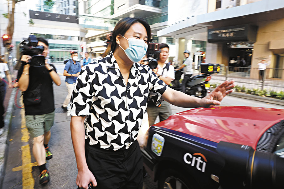 ◆袁彌昌離開灣仔警察總部時拒絕回應事件。 香港文匯報記者劉友光 攝