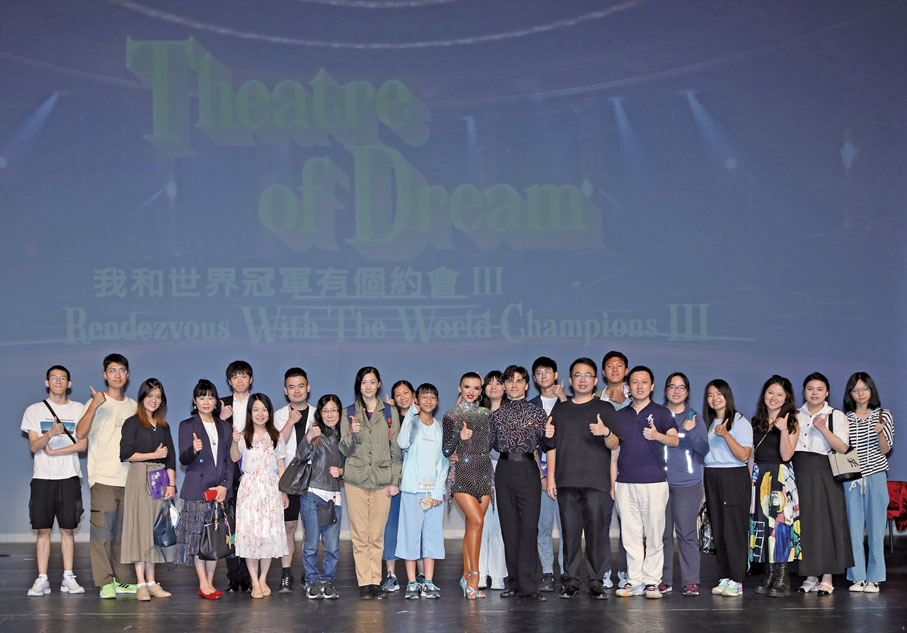 ◆ 油尖旺民政事務處安排青年們和全體演出者合影，並進行了深入的交流和互動。