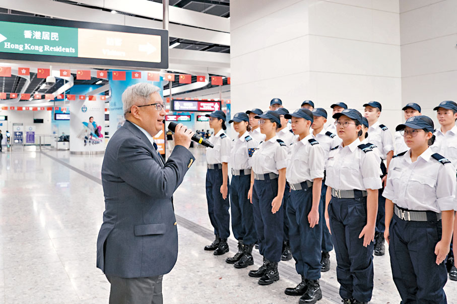 ◆區嘉宏昨日在隊員出發前發言。