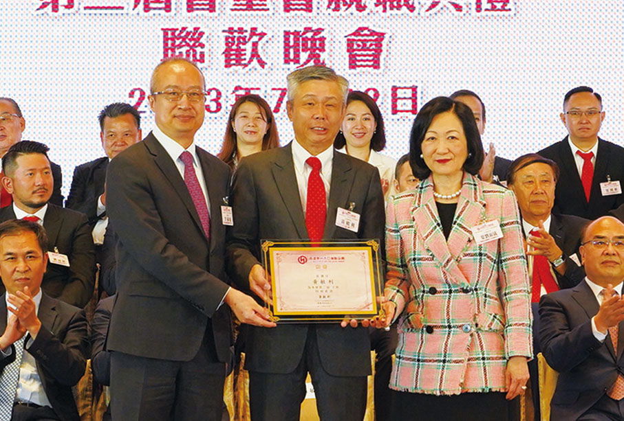 ◆ 李薊貽、葉劉淑儀頒授主席證書予黃敏利。