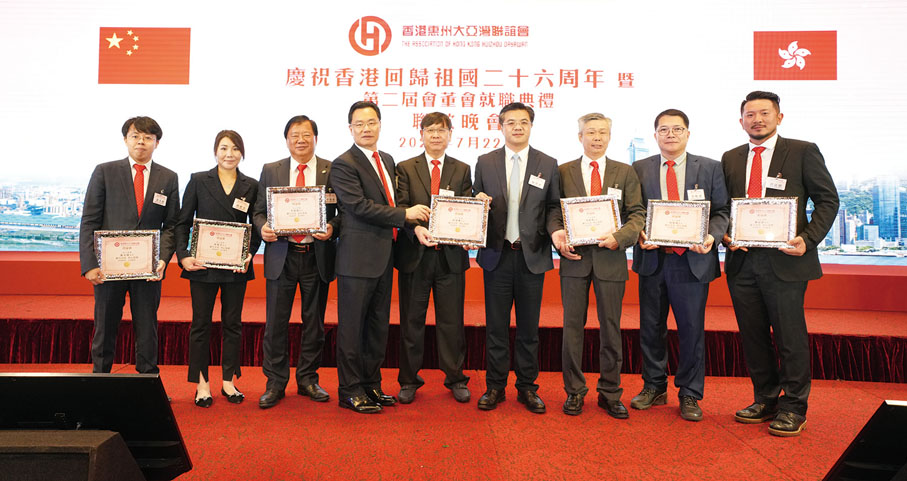 ◆ 賴建華、郭武飄頒發感謝狀予贊助活動的人士。