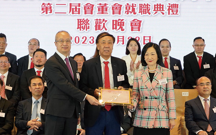 ◆ 李薊貽、葉劉淑儀頒授證書，簡松年代表榮譽主席、名譽主席上台領證書。