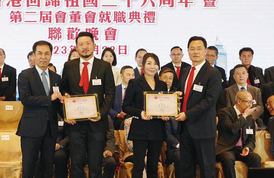 ◆ 郭亨斌、郭武飄頒發常務副主席證書予劉冠尉、何建芬。