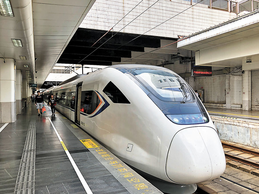 ◆粵東揭陽至廣州將進入2.5小時「快速交通網」。圖為列車在廣州東站整裝待發。 香港文匯報記者方俊明  攝