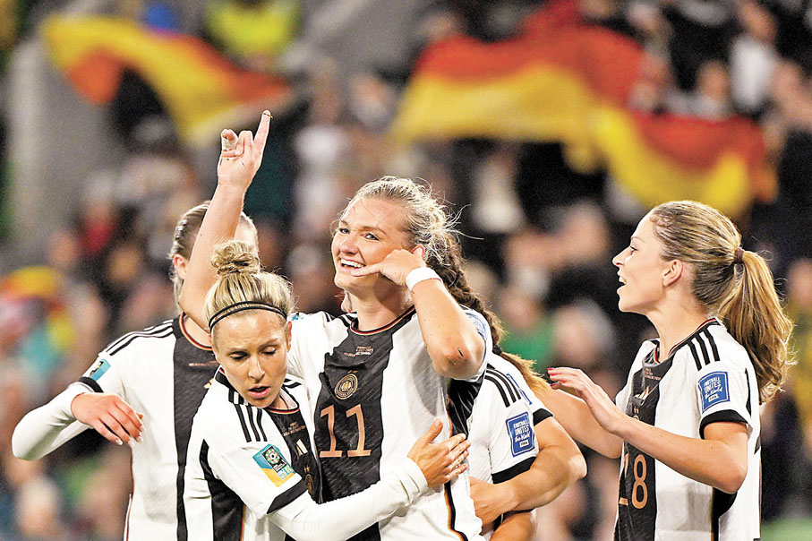 ◆ 艾莉珊大樸普(中)梅開二度。 法新社