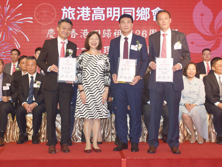 ◆ 謝小華（左二）頒發永遠榮譽會長證書予各永遠榮譽會長。