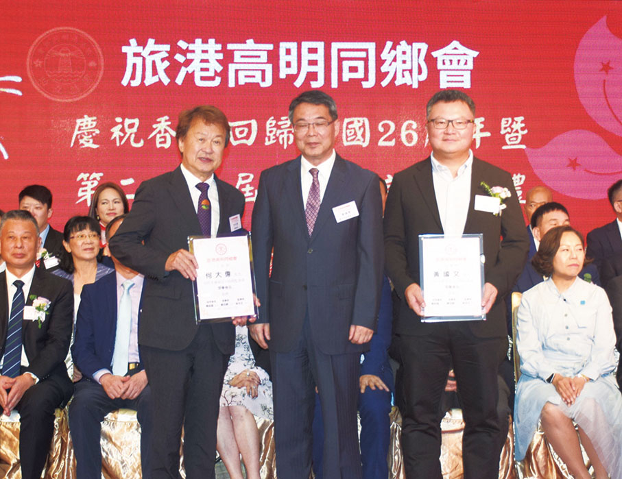 ◆ 鄭燦儒（中）頒發榮譽會長證書予各榮譽會長。