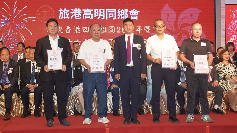 ◆ 陳偉鋒（中）頒發名譽會長證書予名譽會長代表。