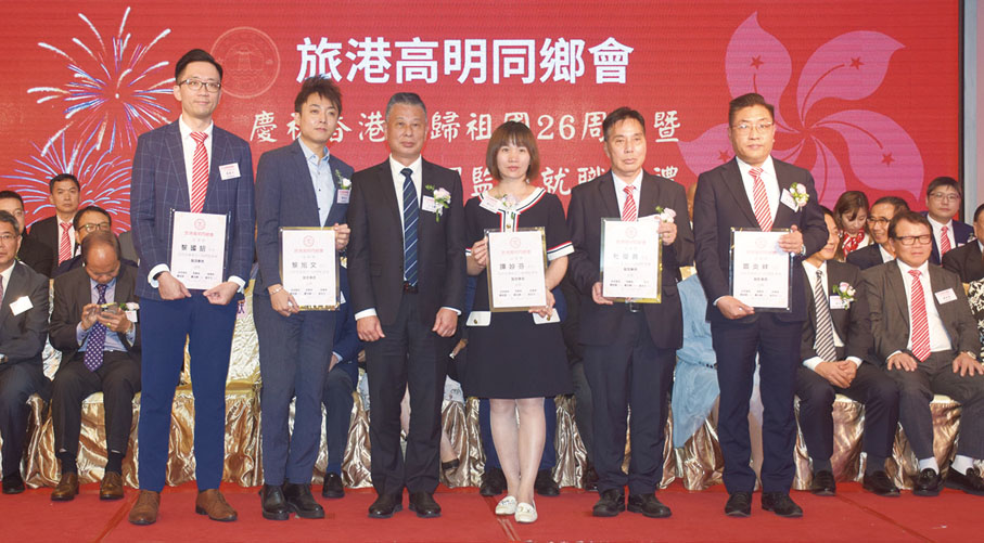 ◆ 王文獻（左三）頒發副理事長證書予各副理事長。