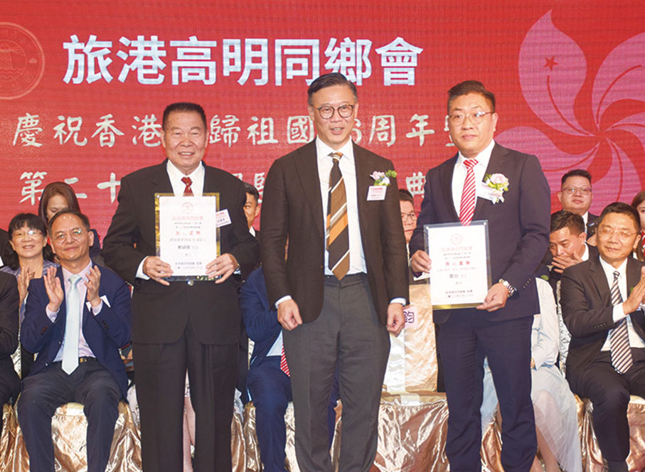 ◆ 張國鈞致送感謝狀予嚴錫奎教育基金贊助人嚴錫奎（左）及阮埇北區氏（區治）教育基金、阮埇北區氏（區治）敬老基金贊助人區治的代表區炎祥（右）。