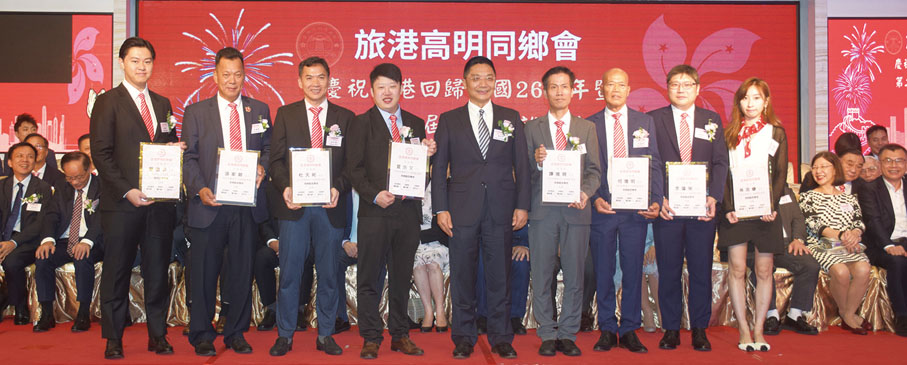 ◆ 郭長勇（中）頒發常務副理事長證書予各常務副理事長。