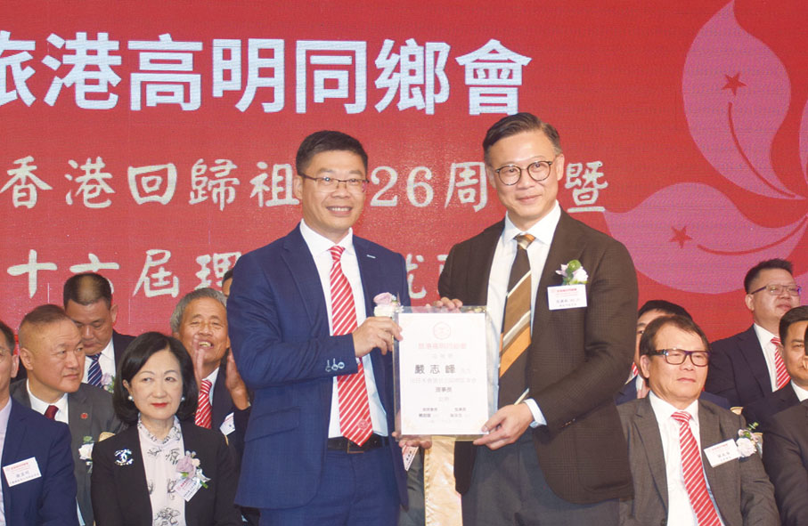 ◆ 張國均（右）頒發理事長委任證書予嚴志峰（左）。