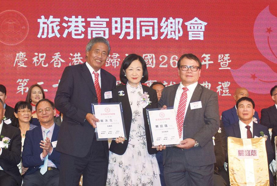 ◆ 葉劉淑儀分別頒發首席會長、監事長委任證書予關庭蔭（右）、崔永生（左）。