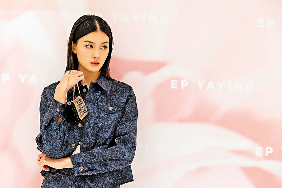 ◆牛仔提花外套、針織背心、雅瑩手工坊定製刺繡手袋