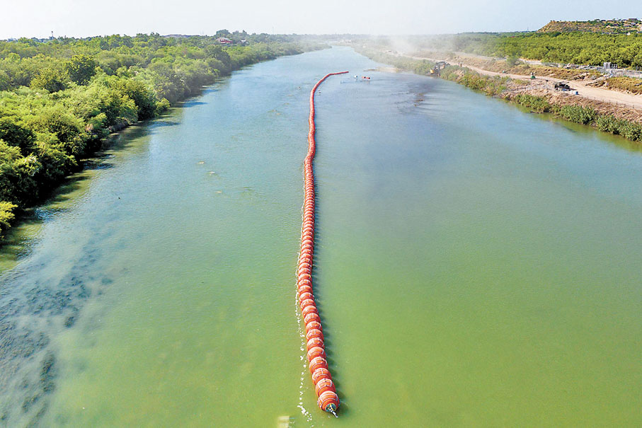 ◆得州政府在美墨邊境的格蘭德河，設置一些固定於河底的大型橙色浮標。 法新社