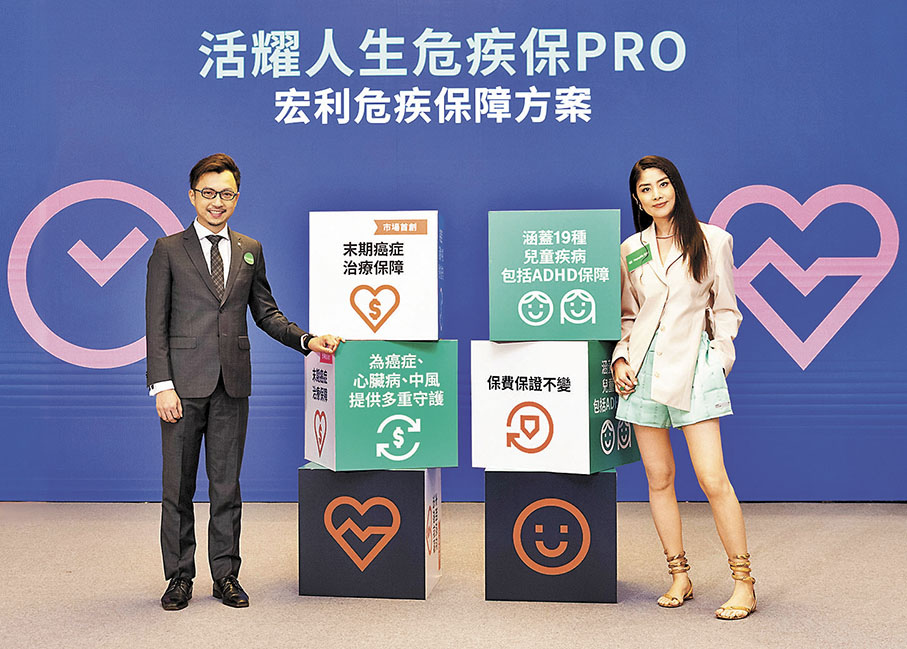 ◆李旭明（左）及產品代言人陳慧琳（右）一同主持新產品發布儀式。